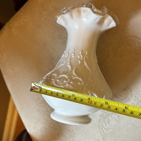 Fenton milk glass SilverCrest Spanish Lace with ruffled edge vase - Picture 10 of 11